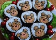 cut the seaweed slices into small rounds to decorate the bear's eyes and nose